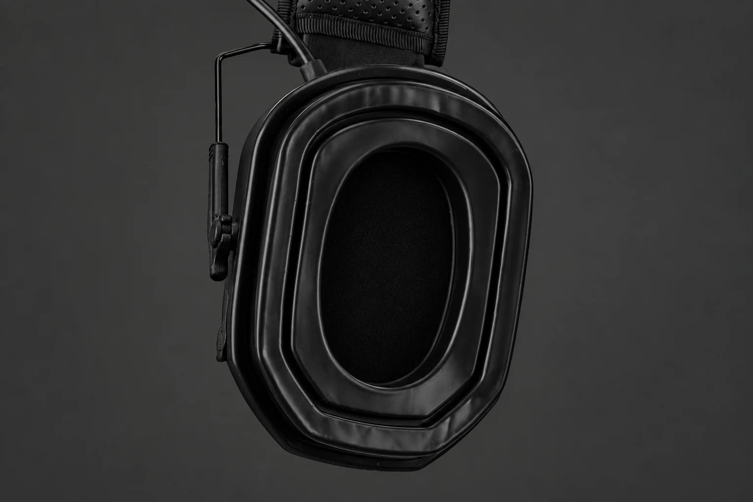 Close-up of the VX1 PRO gel cushion on a dark background